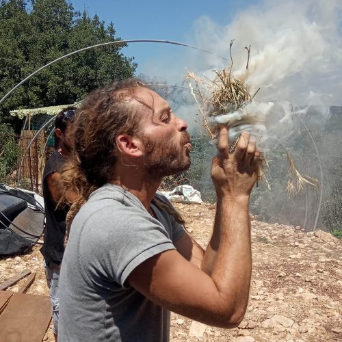 הדלקת אש פרימיטבית כמו בימי קדם יובלים לטבע פעילות טבע קייטנת טבע בשטח בצפון
